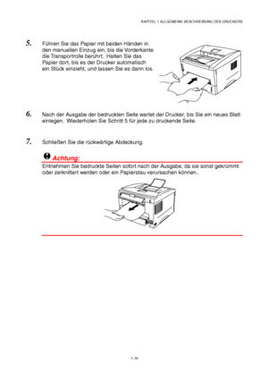 Page 27KAPITEL 1 ALLGEMEINE BESCHREIBUNG DES DRUCKERS
1-18
5. Führen Sie das Papier mit beiden Händen in
den manuellen Einzug ein, bis die Vorderkante
die Transportrolle berührt.  Halten Sie das
Papier dort, bis es der Drucker automatisch
ein Stück einzieht, und lassen Sie es dann los.
6. Nach der Ausgabe der bedruckten Seite wartet der Drucker, bis Sie ein neues Blatt
einlegen.  Wiederholen Sie Schritt 5 für jede zu druckende Seite.
7. Schließen Sie die rückwärtige Abdeckung.
!Achtung:
Entnehmen Sie bedruckte...