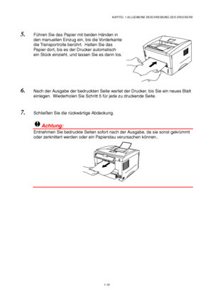 Page 27KAPITEL 1 ALLGEMEINE BESCHREIBUNG DES DRUCKERS
1-18
5. Führen Sie das Papier mit beiden Händen in
den manuellen Einzug ein, bis die Vorderkante
die Transportrolle berührt.  Halten Sie das
Papier dort, bis es der Drucker automatisch
ein Stück einzieht, und lassen Sie es dann los.
6. Nach der Ausgabe der bedruckten Seite wartet der Drucker, bis Sie ein neues Blatt
einlegen.  Wiederholen Sie Schritt 5 für jede zu druckende Seite.
7. Schließen Sie die rückwärtige Abdeckung.
!Achtung:
Entnehmen Sie bedruckte...