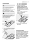 Page 21uso diario electrolux  21
Uso de detergente 
Utilice exclusivamente detergente
específico para lavavajillas.
Tenga en cuenta las
recomendaciones del fabricante sobre
dosis y almacenamiento que se
indican en el envase del detergente.
Atenerse al uso de la cantidad exacta
de detergente lo cual contribuye a
reducir la contaminación.
Carga de detergente 
1. Abra la tapa.
2. Llene el distribuidor de detergente
(1). La marca indica el nivel de
dosificación:20 = unos 20 g de detergente
30 = unos 30 g de...