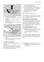 Page 154. Verwijder het filtersysteem.
5. Houd het grove filter (A) handmatig uit de
opening.
6. Verwijder het grove filter (A) van het mi-
crofilter (B).
7. Verwijder het platte filter (C) uit de bodem
van eht apparaat.
8. Maak de filters schoon onder stromend
water.
9. Plaats het platte filter (C) terug in de bo-
dem van het apparaat.10. Plaats het grove filter (A) in het microfilter
(B) en druk ze tegen elkaar.
11. Zet het filtersysteem op zijn plaats.
12. Draai het handvat van het microfilter (B)
naar...