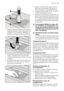 Page 41A
B
C
3. Utilice el asa del microfiltro para abrir el
sistema de filtrado. Gire el asa aproxima-
damente 1/4 de vuelta de derecha a iz-
quierda y extraiga el sistema de filtrado
4. Tome el filtro grueso (A) por el asa con
orificio y extráigalo del microfiltro (B).
5. Limpie todos los filtros a fondo con agua
corriente.
6. Extraiga el filtro plano (C) de la base del
compartimiento de lavado y limpie las
dos caras a conciencia.
7. Vuelva a colocar el filtro plano (C) en la
base del compartimiento de lavado...