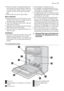 Page 27• Pass på at døren til oppvaskmaskinen all-
tid er lukket når du ikke setter inn eller tar
ut av den. På den måten unngår du at noen
snubler over den åpne døren og skader
seg.
• Ikke sitt eller stå på den åpne døren.
Barns sikkerhet
• Dette apparatet er ment å brukes av voks-
ne. Barn må ha tilsyn for å være sikker på
at de ikke leker med apparatet.
• Hold all emballasje borte fra barn. Det kan
være fare for kvelning.
• Oppbevar alle oppvaskmidler på et sikkert
sted utenfor barns rekkevidde.
• Hold barn...