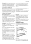 Page 5Belangrijk! Als de omgevingstemperatuur
hoog is of als het apparaat volledig gevuld
is en de thermostaatknop op de koudste
instelling staat, kan het apparaat continu
werken waardoor er ijs op de achterwandgevormd wordt. In dat geval moet de knop
op een hogere temperatuur gezet worden
om automatische ontdooiing mogelijk te
maken en zodoende het energieverbruik te
beperken.
HET EERSTE GEBRUIK
De binnenkant schoonmaken
Voordat u het apparaat voor de eerste keer
gebruikt, wast u de binnenkant en de inter-
ne...