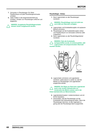 Page 71MOTOR
44
ÜBERHOLUNG
7.Schrauben in Pleuelstangen:Ein Stück
Plastikschlauch auf jede Pleuelstangenschraube
schieben.
8.Jeden Kolben in die entsprechende Bohrung
schieben, Schalen von Pleuelstangen entfernen und
wegwerfen.
HINWEIS: Ausgebaute Pleuelfußlagerschalen
müssen immer ausgetauscht werden.Pleuelfußlager - Einbau
1.Neue Lagerschalen an alle Pleuelstangen
montieren.
HINWEIS: Pleuelfußlager sind mit 0,254 mm
und 0,508 mm Übermaß verfügbar.
2.Lagerschalen und Kurbelwellenzapfen mit sauberem
Motoröl...