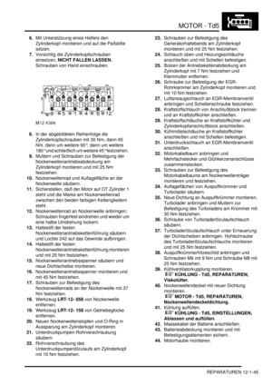 Page 215MOTOR - Td5
REPARATUREN 12-1-45
6.Mit Unterstützung eines Helfers den 
Zylinderkopf montieren und auf die Paßstifte 
setzen.  
7.Vorsichtig die Zylinderkopfschrauben 
einsetzen, NICHT FALLEN LASSEN. 
Schrauben von Hand einschrauben.  
8.In der abgebildeten Reihenfolge die 
Zylinderkopfschrauben mit 30 Nm, dann 65 
Nm, dann um weitere 90°, dann um weitere 
180° und schließlich um weitere 45° festziehen.  
9.Muttern und Schrauben zur Befestigung der 
Nockenwellenantriebsabdeckung am 
Zylinderkopf montieren...