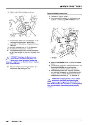 Page 69VERTEILERGETRIEBE
46
ÜBERHOLUNG
6.Kabel von den Zwischenrädern entfernen.
7.Zwischenwelle drehen, bis das Halteblech an die
Flachseite der Welle gesetzt werden kann.
8.Loctite 290 auf Gewinde der Halteblechschraube
aufbringen.
9.Schraube montieren und mit 25 Nm festziehen.
10.Neue Zwischenwellenmutter montieren.
11.Zwischenwellenmutter nach und nach festziehen,
bis die Zwischenräder so eben kein Axialspiel mehr
haben.
VORSICHT: Axialspiel der Zwischenräder
immer wieder zwischendurch prüfen und
Mutter...