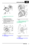 Page 26VERTEILERGETRIEBE
ÜBERHOLUNG3
HINWEIS: Abbildung zeigt Abdeckung beim
Discovery.
18.Abdeckung/Nebenabtriebsabdeckung,
Hauptwellenantriebsrad- Lagergehäuse und
Hauptgehäuse durchgehend markieren.
19.Unter Beachtung der Einbaulage von Bolzenmutter
und Kabelbaum/Tachokabelclip 5 Schrauben und
Bolzenmutter zur Befestigung der
Abdeckung/Nebenabtriebsabdeckung entfernen,
Clip aufnehmen.
20.Abdeckung/Nebenabtriebsabdeckung entfernen.
21.Hauptwellenantriebsrad-Lagergehäuse entfernen.
VORSICHT:...