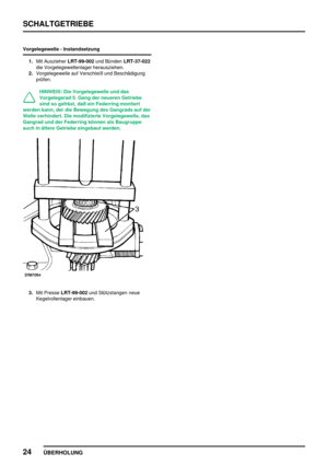 Page 53SCHALTGETRIEBE
24
ÜBERHOLUNG
Vorgelegewelle - Instandsetzung
1.Mit AuszieherLRT-99-002und BündenLRT-37-022
die Vorgelegewellenlager herausziehen.
2.Vorgelegewelle auf Verschleiß und Beschädigung
prüfen.
HINWEIS: Die Vorgelegewelle und das
Vorgelegerad 5. Gang der neueren Getriebe
sind so gefräst, daß ein Federring montiert
werden kann, der die Bewegung des Gangrads auf der
Welle verhindert. Die modifizierte Vorgelegewelle, das
Gangrad und der Federring können als Baugruppe
auch in ältere Getriebe...