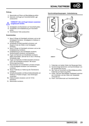 Page 50SCHALTGETRIEBE
ÜBERHOLUNG21
Prüfung
1.Manschette auf Risse und Beschädigung prüfen.
2.Nylonsitz und Kugel auf Verschleiß prüfen, ggf.
austauschen.
VORSICHT: Sitz und Kugel müssen zusammen
ausgetauscht werden.
3.Schaltgabel und Ösenbolzen auf Verschleiß prüfen.
4.Schaltwelle und Endabdeckung auf Verschleiß
prüfen.
5.Verschlissene Teile austauschen.
Zusammenbau
1.Neue O-Ringe mit Getriebeöl schmieren und an der
Schaltgabel montieren. Schaltgabel im Gehäuse in
Position bringen.
2.Schaltwelle mit...