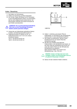 Page 56MOTOR
ÜBERHOLUNG31
Kolben - Überprüfung
1.Die Kolben von Ruß befreien.
2.Kolben auf Verwerfung und Risse überprüfen.
3.Nur mit den Fingern die Muttern auf ihr Schrauben
an den Pleuellagerdeckeln drehen und sicherstellen,
daß sie leicht aufgeschraubt werden können; bei
klemmendem Gewinde sind sowohl Schraube als
auch Mutter auszutauschen.
VORSICHT: Der am Schraubenkopf befindliche
Pfeil muß von der Pleuelstange fortweisen.
Muttern jeweils paarweise ablegen.
4.Anhand der am Kolbenboden befindlichen Marken...