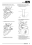 Page 68MOTOR
ÜBERHOLUNG43
Kurbelwellenführungslager und -buchse - Ausbau
1.Führungslager mit Hilfe von WerkzeugLRT-12-075
entfernen, Lager wegwerfen.
2.Führungsbuchse mit Hilfe von Werkzeug
LRT-12-127entfernen, Buchse wegwerfen.Kurbelwellenführungslager und -buchse - Einbau
1.Sicherstellen, daß die Senkbohrung in der
Kurbelwelle sauber und trocken ist.
2.Mit Hilfe einer geeigneten Handpresse und
WerkzeugLRT-12-076das neue Führungslager in
die Buchse montieren.
3.Führungslager und Buchse in...