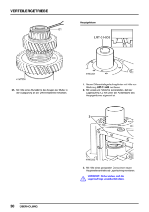 Page 53VERTEILERGETRIEBE
30
ÜBERHOLUNG
61.Mit Hilfe eines Runddorns den Kragen der Mutter in
der Aussparung an der Differentialwelle verkerben.Hauptgehäuse
1.Neuen Differentiallagerlaufring hinten mit Hilfe von
WerkzeugLRT-51-009montieren.
2.Mit Lineal und Fühllehre sicherstellen, daß der
Lagerlaufring 1,0 mm unter der Außenfläche des
Hauptgehäuses abgestuft ist.
3.Mit Hilfe eines geeigneten Dorns einen neuen
Hauptwellenantriebsrad-Lagerlaufring montieren.
VORSICHT: Sicherstellen, daß die
Lagerlaufringe...