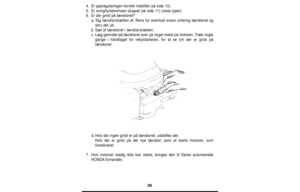 Page 3030
4.Er gasreguleringen korrekt indstillet (se side 10).
5.Er svinghjulsbremsen sluppet (se side 11) (visse typer).
6.Er der gnist på tændrøret?
a.Tag tændrørshætten af. Rens for eventuel snavs omkring tændrøret og
skru det ud.
b.Sæt af tændrøret i tændrørshætten.
c.Læg gevindet på tændrøret over på noget metal på motoren. Træk nogle
gange i håndtaget for rekylstarteren, for at se om der er gnist på
tændrøret.
d.Hvis der ingen gnist er på tændrøret, udskiftes det.
Hvis der er gnist på det nye tændrør,...