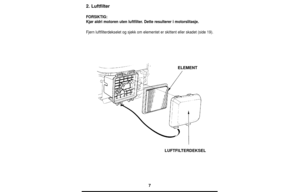 Page 77
2. Luftfilter
FORSIKTIG:
Kjør aldri motoren uten luftfilter. Dette resulterer i motorslitasje.
Fjern luftfilterdekselet og sjekk om elementet er skittent eller skadet (side 19).
ELEMENT
LUFTFILTERDEKSEL 