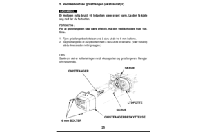 Page 2525
5. Vedlikehold av gnistfanger (ekstrautstyr)
Er motoren nylig brukt, vil lydpotten være svært varm. La den få kjøle
seg ned før du fortsetter.
FORSIKTIG:
For at gnistfangeren skal være effektiv, må den vedlikeholdes hver 100.
time.
1.Fjern gnistfangerbeskyttelsen ved å skru ut de tre 6 mm boltene.
2.Ta gnistfangeren ut av lydpotten med å skru ut de to skruene. (Vær forsiktig
så du ikke skader nettingveggen.)
OBS:
Sjekk om det er kullavleiringer rundt eksosporten og gnistfangeren. Rengjør
om...