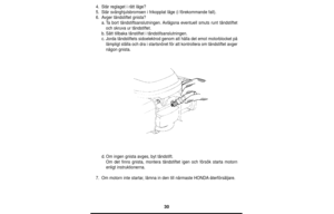 Page 3030
4.Står reglaget i rätt läge?
5.Står svänghjulsbromsen i frikopplat läge (i förekommande fall).
6.Avger tändstiftet gnista?
a.Ta bort tändstiftsanslutningen. Avlägsna eventuell smuts runt tändstiftet
och skruva ur tändstiftet. 
b.Sätt tillbaka tänstiftet i tändstifsanslutningen. 
c.Jorda tändstiftets sidoelektrod genom att hålla det emot motorblocket på
lämpligt ställa och dra i startsnöret för att kontrollera om tändstiftet avger
någon gnista.
d.Om ingen gnista avges, byt tändstift.
Om det finns...