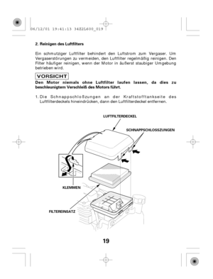 Page 1919
Reinigen des Luftfilters
Den Motor niemals ohne Luftfilter laufen lassen, da dies zu
beschleunigtem Verschleiß des Motors führt. 2.
LUFTFILTERDECKEL
FILTEREINSATZSCHNAPPSCHLOSSZUNGEN
KLEMMEN
Ein schmutziger Luftfilter behindert den Luftstrom zum Vergaser. Um
Vergaserstörungen zu vermeiden, den Luftfilter regelmäßig reinigen. Den
Filter häufiger reinigen, wenn der Motor in äußerst staubiger Umgebung
betrieben wird.
Die Schnappschloßzungen an der Kraftstofftankseite des
Luftfilterdeckels hineindrücken,...