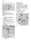 Page 20de
20
Spr˜harme Kalk und V erunreinigungen  aus dem
Sp˜lwasser k’nnen D˜sen und Lagerungen der Spr˜harme 
22  und 24
blockieren.
Austrittsd˜sen der Spr˜harme auf V erstopfungen durch Speisereste
kontrollieren.
Gegebenenfalls den unteren Spr˜harm
24  nach oben abziehen.
Oberen Spr˜harm 22 abschrauben.
Spr˜harme unter flieûendem W asser
reinigen.
Spr˜harme wieder einrasten bzw .
festschrauben.
Spr˜harme Abwasserpumpe
 *
*  bei einigen Modellen
Grobe Speisereste aus dem Sp˜lwasser ,
die von den Sieben nicht...