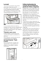 Page 25PT25
Luz azul
Os alimentos guardados nas gavetas 
para frutas e legumes que são 
iluminados com uma luz azul, continuam 
a sua fotossíntese através do efeito 
de extensão de onda da luz azul e por 
isso, conservam a sua frescura e o seu 
conteúdo vitamínico é aumentado.
Ião: 
O ar é ionizado através do sistema 
ionizador no tubo de ar do compartimento 
do frigorífico. Graças a este sistema, as 
bactérias e partículas do ar que causam o 
odor são removidas. 
Tabuleiro para ovos
Poderá instalar o suporte...