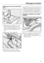 Page 35Nettoyage du tube et du canal daspi
-
ration
1. Sortez le tube d'aspiration du com-
partimentet nettoyez-le à l'eau
chaude. Nettoyez également le tuyau
sur lequel le tube d'aspiration est
fixé.
2. Replacez le tube d'aspiration.

Nettoyez le canal d'assouplissant
avec de l'eau chaude et une brosse.
Nettoyez le tube et le canal d'assou
-
plissant particulièrement soigneuse
-
ment après plusieurs amidonnages.
L'amidon liquide peut s'agglutiner.
Nettoyage du logement de...