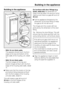 Page 59Building in the appliance
–With 16 mm thick walls:
The spacers should touch the front
edge at the top and bottom of the
side walls of the housing unit, detail
a.
–
With 19 mm thick walls:
The front edges of the top and
bottom hinges sit flush with the front
edge of the housing side walls, detail
b.
^
Make sure that the covers on the top
and bottom fixing brackets sit flush
with the front edges of the housing
unit side walls, detaild.
This will create a gap all round of
42 mmto the front edges of the...