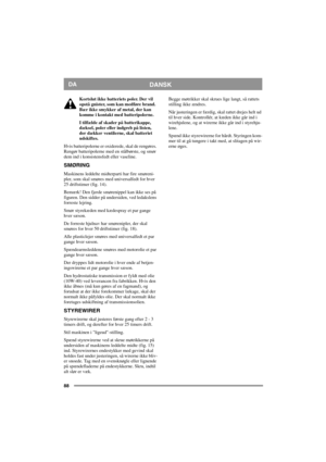 Page 8888
DANSKDA
Kortslut ikke batteriets poler. Der vil 
opstå gnister, som kan medføre brand. 
Bær ikke smykker af metal, der kan 
komme i kontakt med batteripolerne.
I tilfælde af skader på batterikappe, 
dæksel, poler eller indgreb på listen, 
der dækker ventilerne, skal batteriet 
udskiftes.
Hvis batteripolerne er oxiderede, skal de rengøres. 
Rengør batteripolerne med en stålbørste, og smør 
dem ind i konsistensfedt eller vaseline.
SMØRING
Maskinens leddelte midterparti har fire smøreni-
pler, som skal...