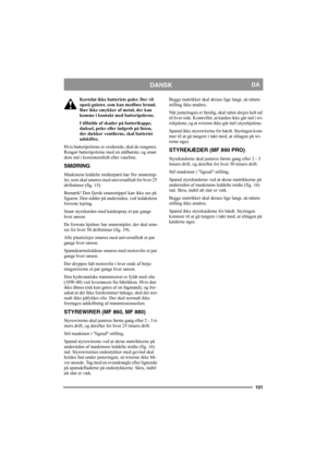 Page 101101
DANSKDA
Kortslut ikke batteriets poler. Der vil 
opstå gnister, som kan medføre brand. 
Bær ikke smykker af metal, der kan 
komme i kontakt med batteripolerne.
I tilfælde af skader på batterikappe, 
dæksel, poler eller indgreb på listen, 
der dækker ventilerne, skal batteriet 
udskiftes.
Hvis batteripolerne er oxiderede, skal de rengøres. 
Rengør batteripolerne med en stålbørste, og smør 
dem ind i konsistensfedt eller vaseline.
SMØRING
Maskinens leddelte midterparti har fire smørenip-
ler, som skal...