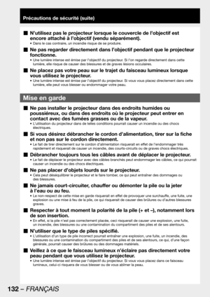 Page 132132 – FRANÇAIS
Précautions de sécurité (suite)
Ne pas installer le projecteur dans des endroits humides ou   „
poussiéreux, ou dans des endroits où le projecteur peut entrer en 
contact avec des fumées grasses ou de la vapeur. 
L’utilisation du projecteur dans de telles conditions pourrait causer un incendie ou des chocs  • 
électriques.
Si vous désirez débrancher le cordon d’alimentation, tirer sur la fiche   „
et non pas sur le cordon directement.
Le fait de tirer directement sur le cordon...