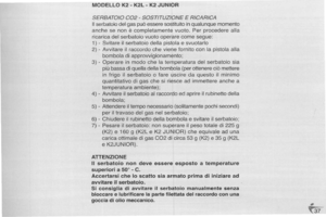 Page 37
MODEllOK2-K2l-K2JUNIOR
SERBATOIOCO2-SOSTlTUZIONEERICARICA
IIserbatoiodelgaspuaesseresostituitoinqualunquemomenta
anchesenonecompletamentevuoto.Perprocederealia
ricaricadelserbatoiovuotooperarecomesegue:
1)-Svitareilserbatoiodellapistolaesvuotarlo
2)-Avvitareilraccordochevienefornitocanlapistolaalia
bomboladiapprovvigionamento;
3)-Operareinmodochelatemperaturadelserbatoiosia
piubassadiquelladellabombola(perottenereciamettere
infrigoiIserbatoioafareusciredaquestoiIminimo...