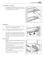 Page 9Verplaatsbare schappen
De wanden van de koelkast zijn voorzien van een
aantal geleiders zodat de schappen op de gewen-
ste plaats gezet kunnen worden.
Flessenrek
Plaats de flessen (met de openingen naar voren
gericht) in het voorgeplaatste schap.
Als het schap horizontaal geplaatst is, mogen al-
leen afgesloten flessen worden neergezet.
Dit schap voor een flessenhouder kan worden ge-
kanteld om vooraf geopende flessen te bewaren.
Trek hiervoor de houder omhoog zodat deze omh-
oog draait en op het niveau...