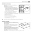 Page 65QuickChill von Getränken
Diese Funktion dient zum schnellen Kühlen von
Getränken.
Zum Einschalten der Funktion:
1. Entfernen Sie die Schublade FreshBox oder
schieben Sie sie höher ein und bringen Sie den
Flaschenhalter, wie in der Abbildung gezeigt,
vor den QuickChill Schlitzen an.
2. Schalten Sie die Funktion COOLMATIC ein.
3. Die Anzeige COOLMATIC leuchtet auf.
4. Schieben Sie die Klappe, wie in der Abbildung
gezeigt, nach oben.
Zum Ausschalten der Funktion:
1. Schieben Sie die Klappe nach unten.
2....