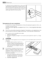 Page 68È importante pulire periodicamente il foro di sca-
rico dellacqua di sbrinamento, situato al centro
del canale sulla parete posteriore, per evitare che
lacqua fuoriesca sugli alimenti. Usare lapposito
utensile già inserito nel foro di scarico.
Sbrinamento del vano congelatore
È normale che sui ripiani del congelatore e intorno allo scomparto superiore si formi, con
il tempo, uno strato di brina.
Quando tale strato raggiunge uno spessore di ca. 3-5 mm, il vano congelatore deve essere
sbrinato.
Circa 12...