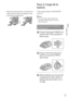 Page 17911ES
Introducción
Puede atar la tapa del visor a la cinta para el 
cuello cuando no utilice el producto, como 
se muestra en la ilustración.
Paso 2: Carga de la 
batería
Puede cargar la batería “InfoLITHIUM” 
(serie V).
Notas
Con este producto sólo se puede usar 
una batería “InfoLITHIUM” de la serie 
NP-FV70/FV100.
Carga de la batería instalada en 
este producto
  
Ponga el interruptor POWER en la 
posición OFF ( CHG), pulsando el 
bot
ón verde.
   
Ponga el cierre de la tapa de la 
batería en la...