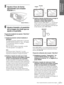 Page 153Conexión y 
preparación
17 ES Paso 3: Ajuste del tamaño y la posición de la imagen
5Ajuste el foco de forma 
aproximada con el botón 
FOCUS +/–.
6Ajuste el tamaño y la posición 
de la imagen de modo que se 
ajuste a la pantalla.
Proyección mediante los ajustes “Side Shot” 
y “Trapezoide V”
1Ajuste la posición vertical mediante el 
ajustador.
Si establece la opción “Trapezoide V” del menú 
AJUSTE INSTALACIÓN en “Auto” (1 página 
31), la distorsión vertical se corregirá 
automáticamente.
Para ver cómo se...