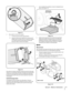 Page 3911
1. En el costado de la podadora, levante el adaptador para 
abono. Vea Figure 3-9.
2
1
Clavija para 
abono lateral
Figure 3-9
2. Deslice los dos ganchos del canal de descarga lateral 
debajo del pasador de bisagra sobre el montaje del 
adaptador para abono. Baje el adaptador para abono. 
No extraiga la clavija para abono lateral en cualquier 
momento, aún cuando no esté abonando.
Ajustes
Altura de Corte
Hay una palanca de ajuste de altura de corte, situado encima de 
la rueda trasera derecha y la...