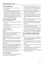 Page 32Nuttige aanwijzingen en tips
Tips voor energiebesparing
• De deur niet vaker openen of open laten staan dan
strikt noodzakelijk.
• Als de omgevingstemperatuur hoog is, de thermostaat-
knop op een lage temperatuur staat en het apparaat
volledig gevuld is, kan de compressor continu aan
staan waardoor er ijs op de verdamper ontstaat. Als dit
gebeurt, zet u de thermostaatknop naar een warmere
instelling om de koelkast automatisch te laten ontdooi-
en en zo elektriciteitsverbruik te besparen.
Tips voor het...